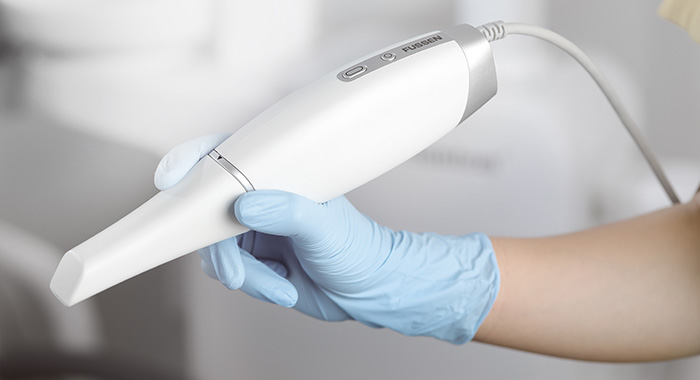 orangedental-FUSSEN-Intraoralscanner-hand-700x380